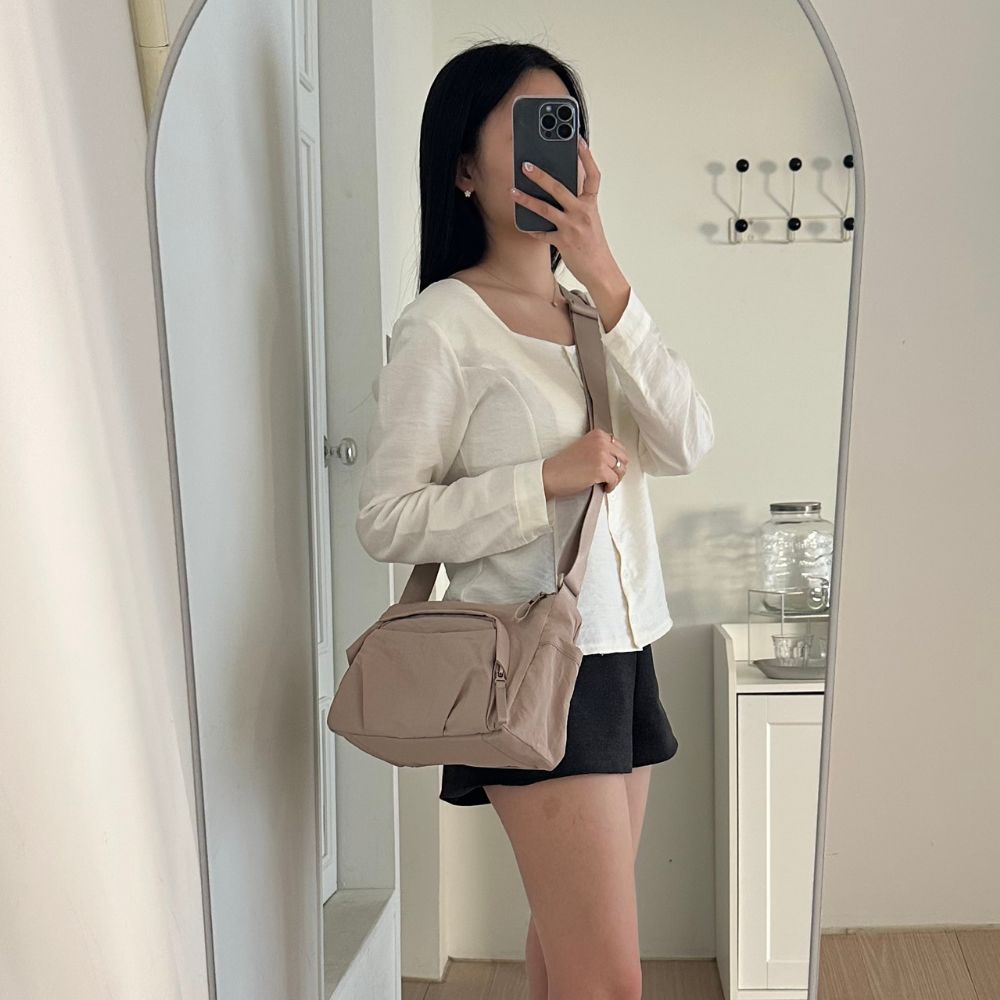 [먼슬리무드] 로라 베일 나일론 데일리 보부상 크로스백 (4색상) 베이지 - 상품 이미지