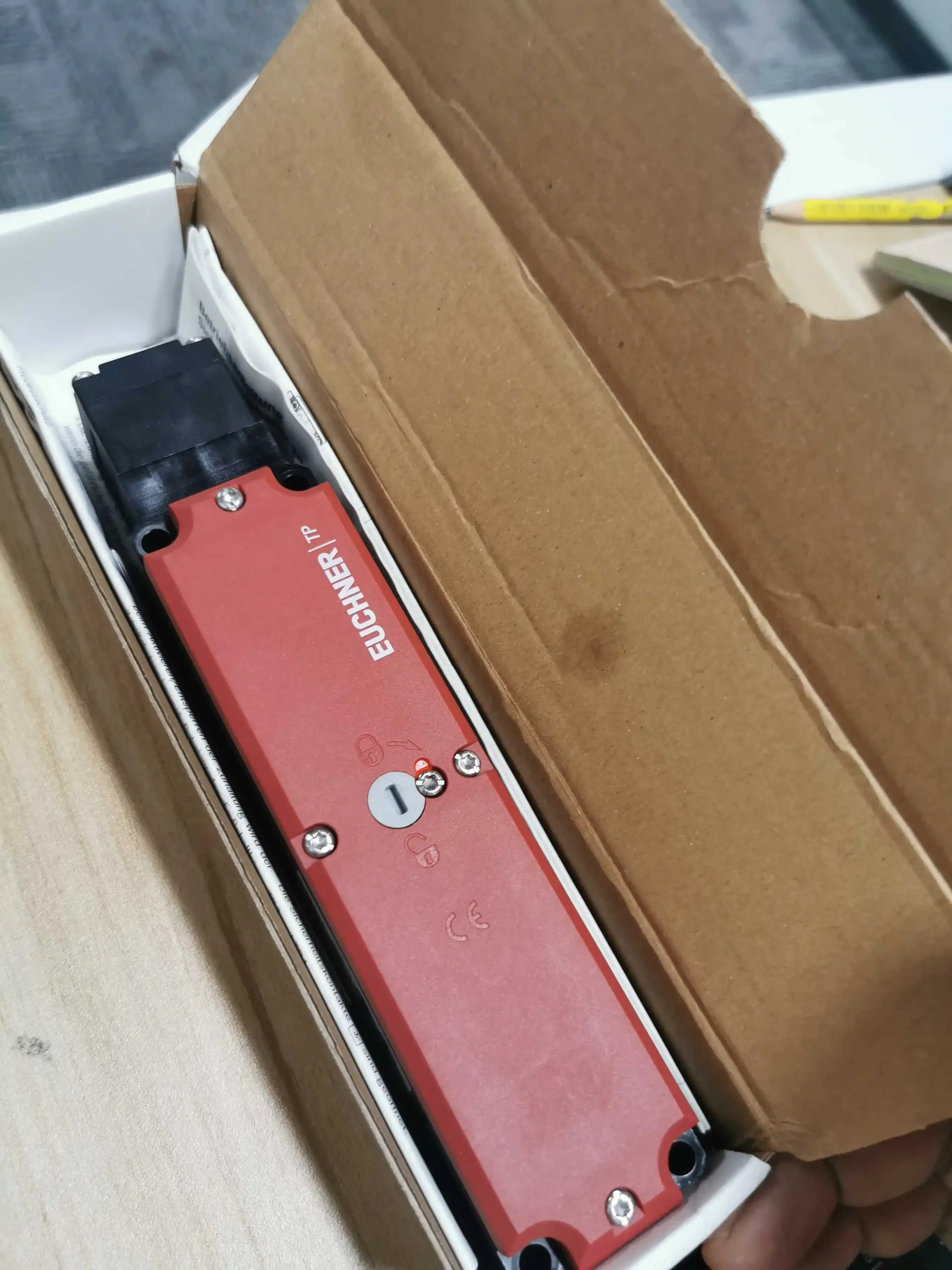 오리지널 EUCHNER TP4-4131A024M 084132 안전 스위치