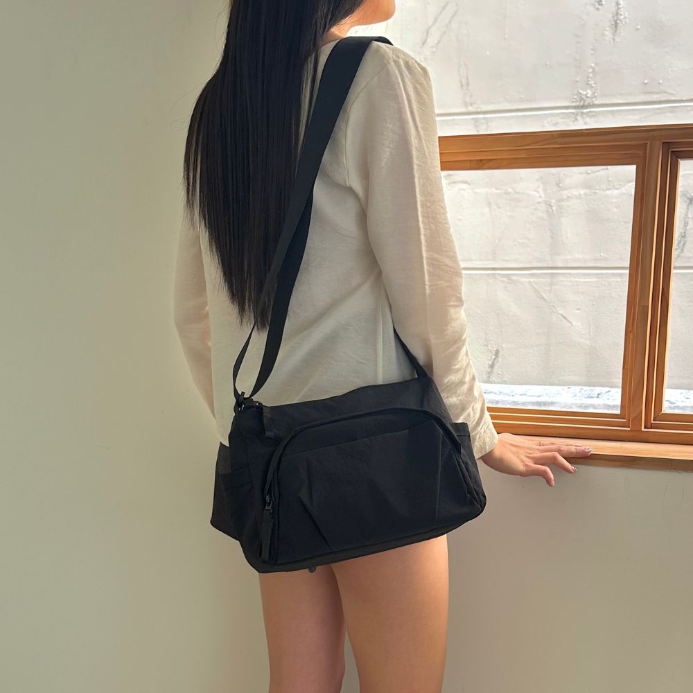 [먼슬리무드] 로라 베일 나일론 데일리 보부상 크로스백 (4색상) 블랙 - 상품 이미지