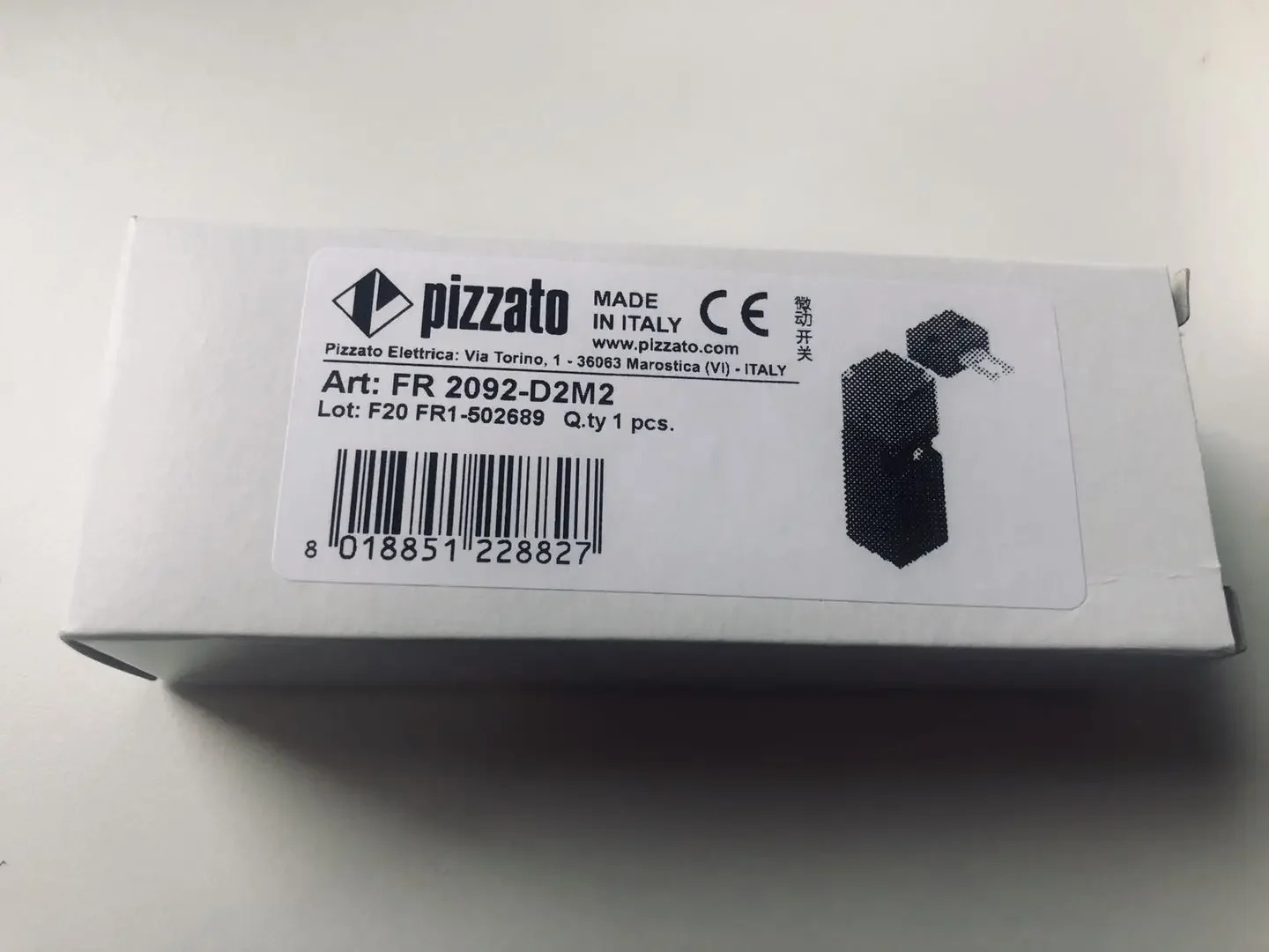 오리지널 Pizzato 안전 도어 스위치에는 키 FR 2092-D2M2가 포함되어 있습니다.