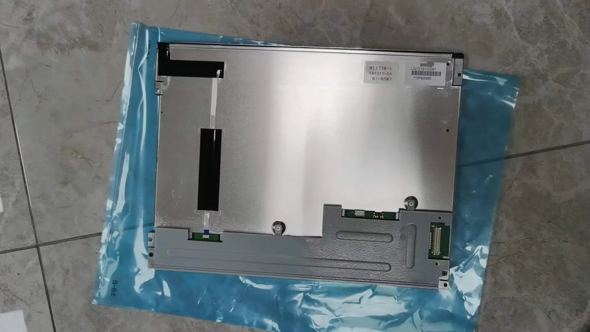 LCD 화면 LQ121S1DG81