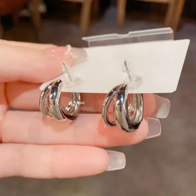 S925 모던 레드 블랙 컬러라인 볼륨 더블 링 귀걸이 - 상세 이미지 2