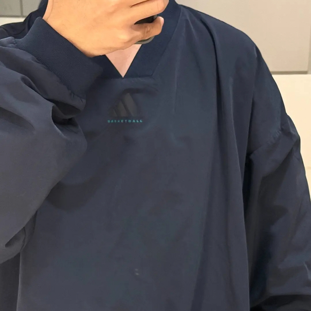 아디다스 바스켓볼 우븐 크루넥 맨투맨 블루 IW5628 이미지 7
