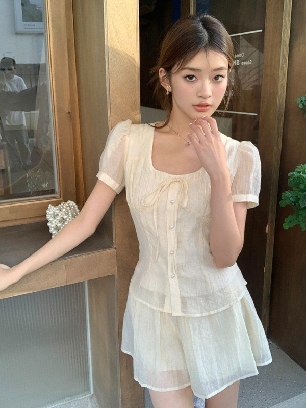 봄 여름 여성 스퀘어넥 퍼프 반팔 블라우스 허리밴딩 플레어 숏츠 투피스 세트 아이보리 - 상세 이미지 2
