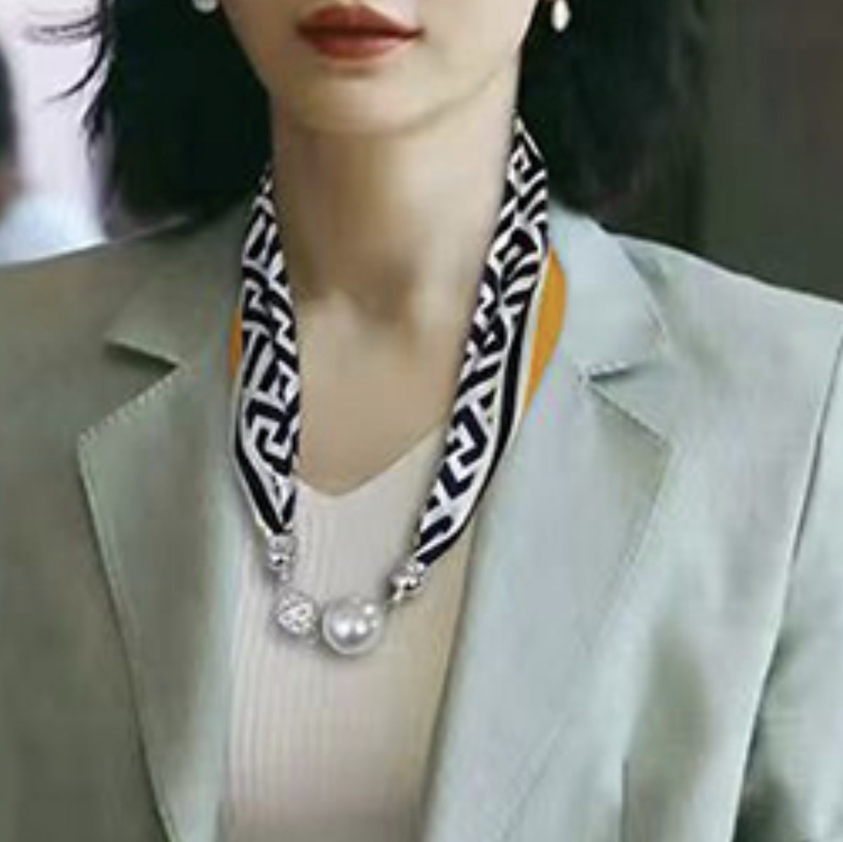 자석스카프 쁘띠 포인트스카프 목걸이형스카프 - 상품 이미지