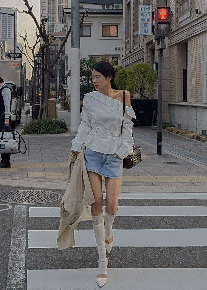 리오브 원숄더 블라우스 - 상품 이미지