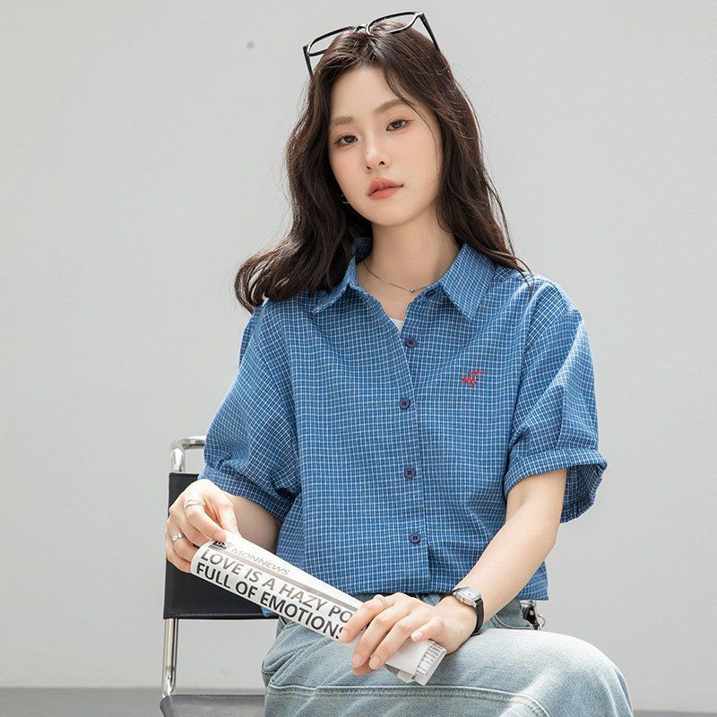 여름 간절기 여성 약간 루즈핏 얇은 체크 반팔 자수 카라 셔츠 데일리 블라우스 블루 - 상세 이미지 4