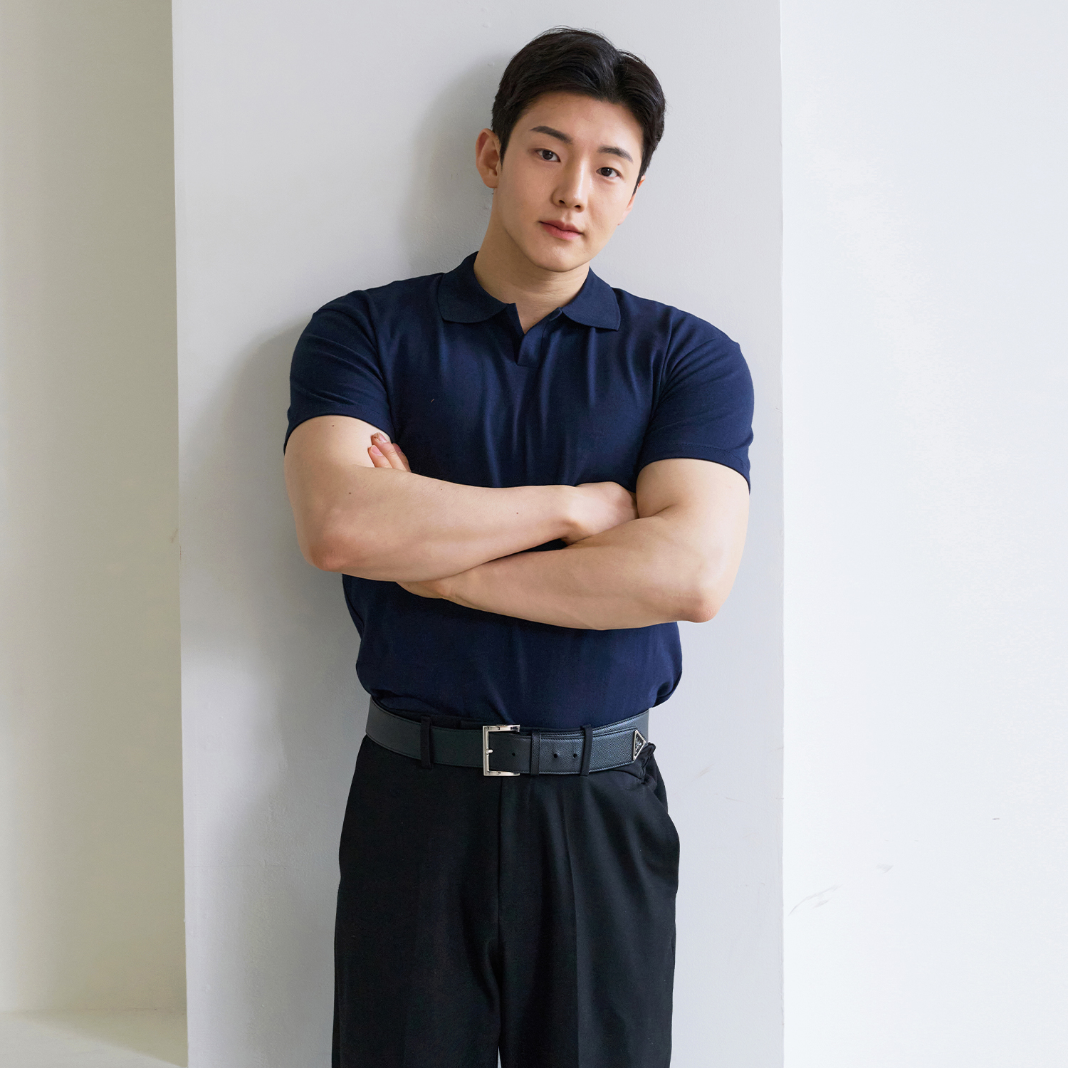 어깨넓어보이는 남자 머슬핏 반팔 오픈 카라 티셔츠 - 상세 이미지 5