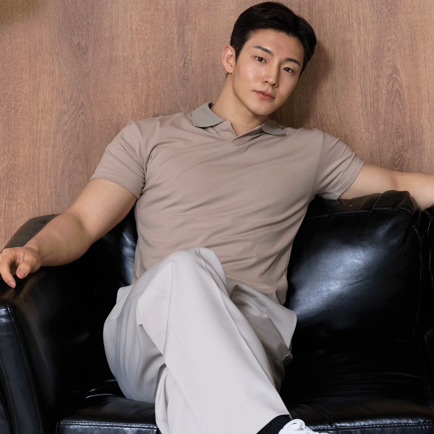 어깨넓어보이는 남자 머슬핏 반팔 오픈 카라 티셔츠 - 상세 이미지 4