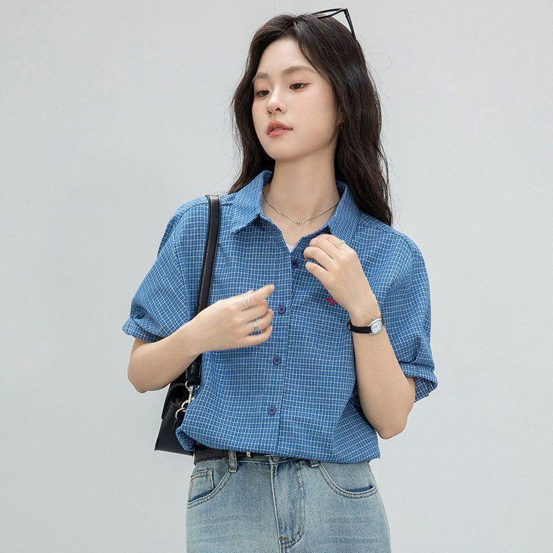 여름 간절기 여성 약간 루즈핏 얇은 체크 반팔 자수 카라 셔츠 데일리 블라우스 블루 - 상세 이미지 3