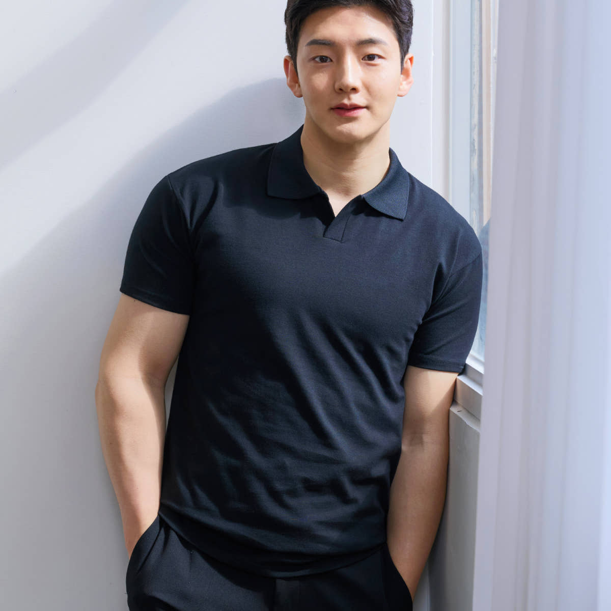 핵쿨남 어깨넓어보이는 남자 머슬핏 반팔 오픈 카라 티셔츠