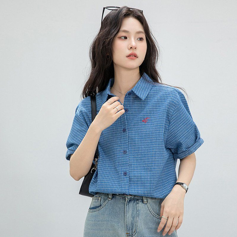 여름 간절기 여성 약간 루즈핏 얇은 체크 반팔 자수 카라 셔츠 데일리 블라우스 블루 - 상세 이미지 2
