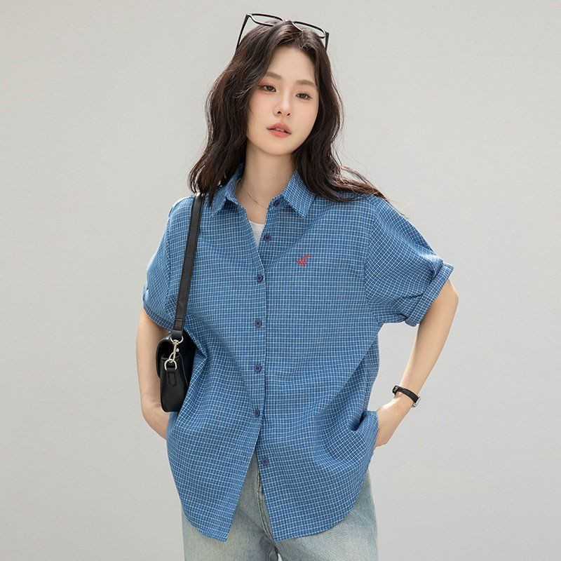 여름 간절기 여성 약간 루즈핏 얇은 체크 반팔 자수 카라 셔츠 데일리 블라우스 블루 - 상세 이미지 5