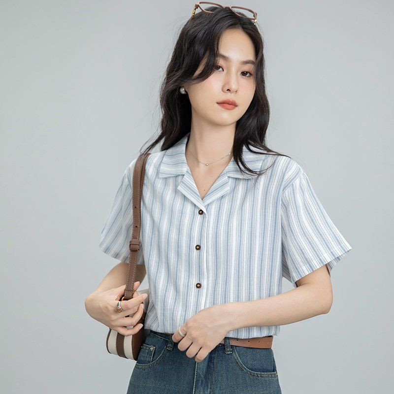 여름 간절기 여성 약간루즈핏 얇은 스트라이프 반팔 카라 셔츠 데일리 블라우스 블루 - 상품 이미지