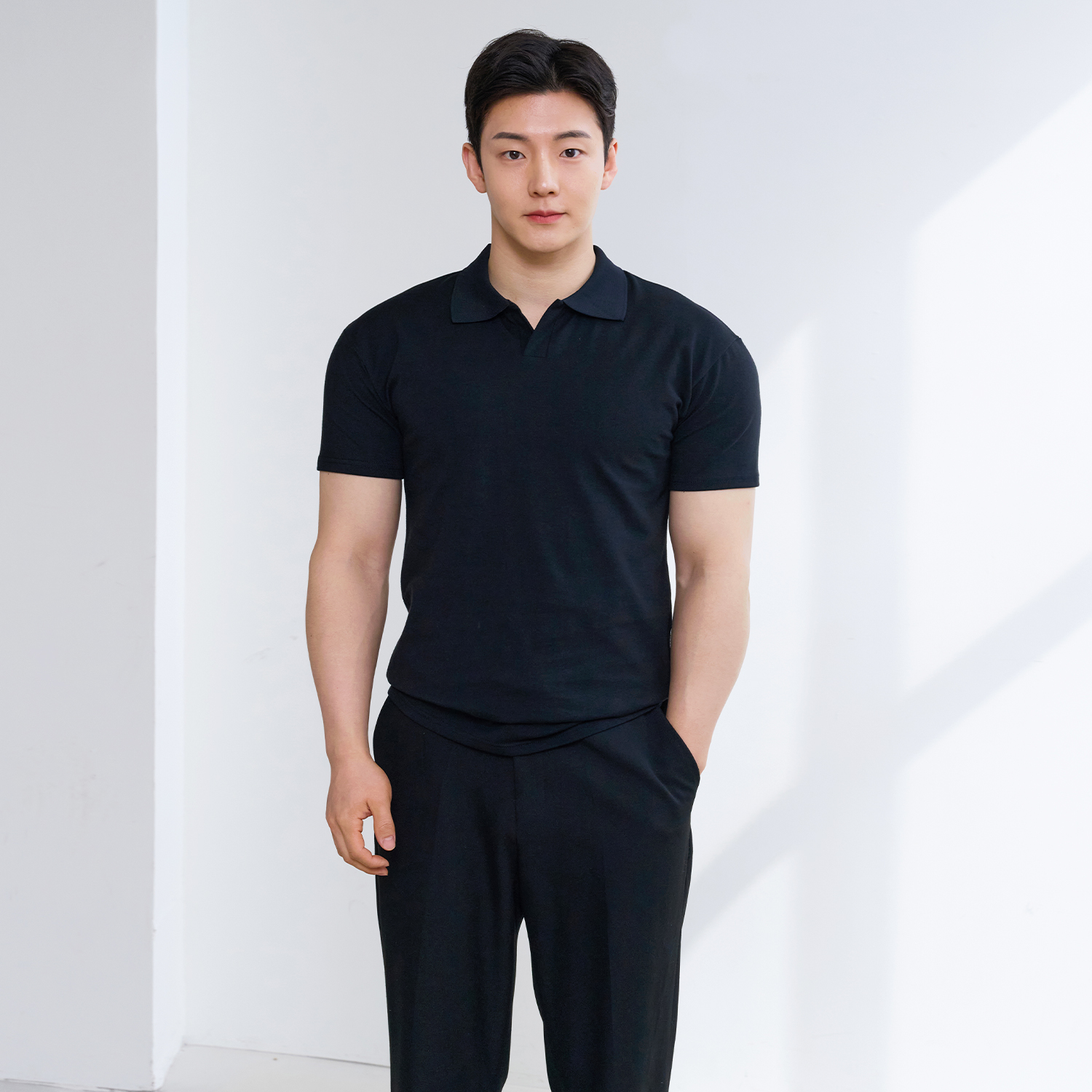 어깨넓어보이는 남자 머슬핏 반팔 오픈 카라 티셔츠 - 상세 이미지 2