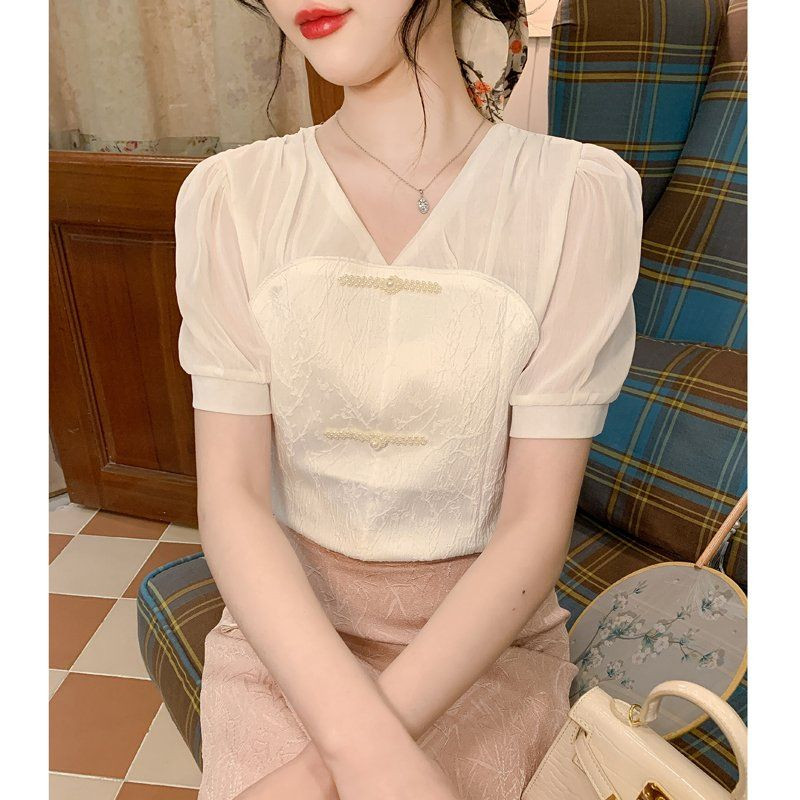 여성 봄 여름 슬림핏 크롭 V넥 블라우스 퍼프소매 레이스 진주 버튼 데일리룩 화이트 - 상세 이미지 2