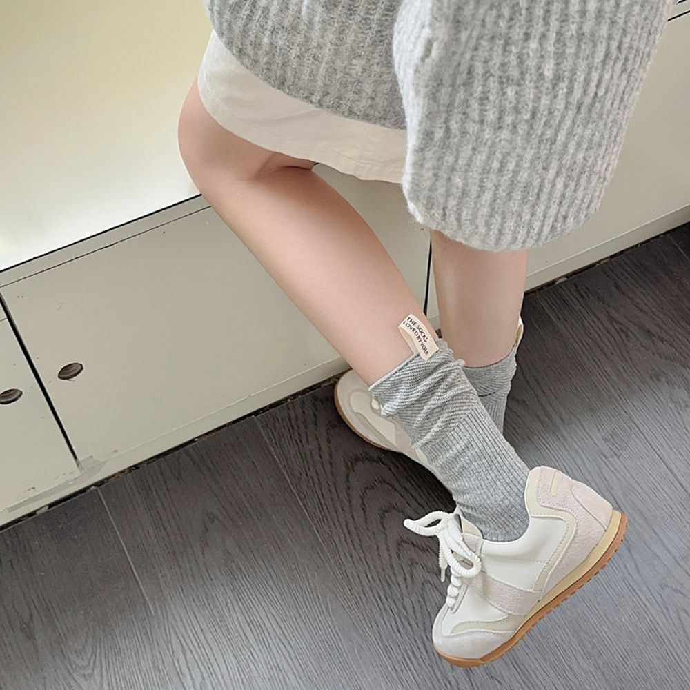 여성 심플 데일리 패션 학생 장목 주름 무지 무드라벨 골지 양말 그레이 이미지 6