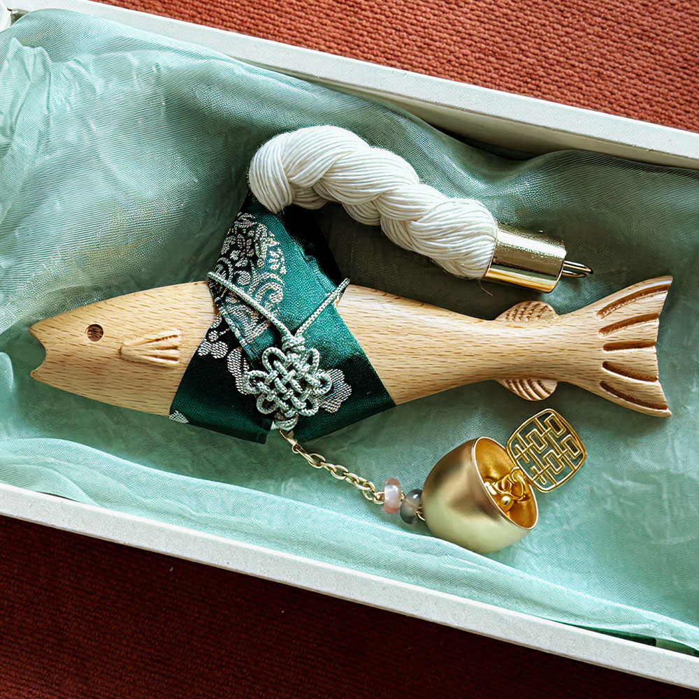 생각하는집 명태 액막이 북어 행운 개업 이사 외국인 선물 나무 자석 명주실 액맞이 빨강