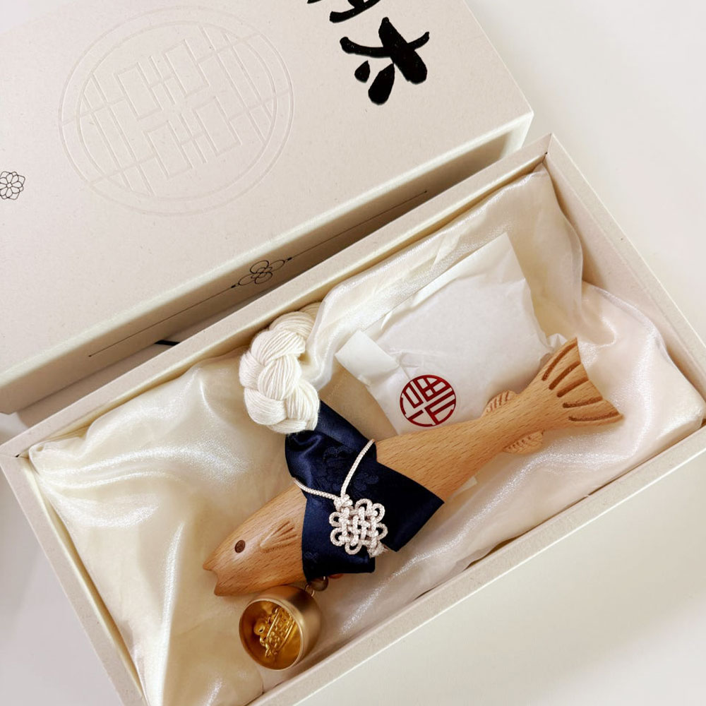 생각하는집 명태 액막이 북어 행운 개업 이사 외국인 선물 나무 자석 명주실 액맞이 빨강