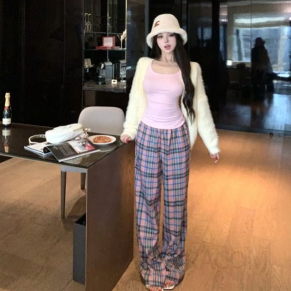 여성 캐주얼 밍크 퍼 루즈핏 배색 체크 밴딩 와이드 롱 팬츠 브이넥 가디건 나시 쓰리피스 코디 데일리 룩 - 상품 이미지