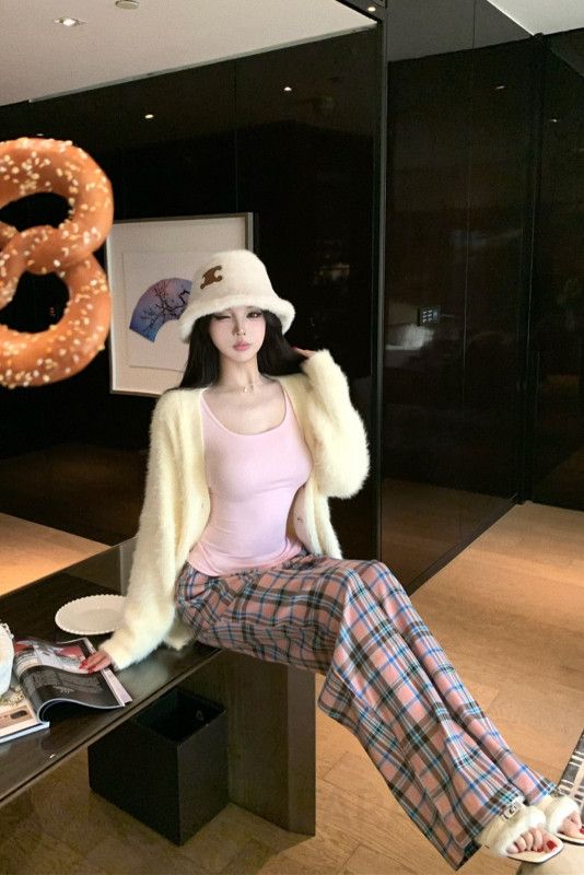 여성 캐주얼 밍크 퍼 루즈핏 배색 체크 밴딩 와이드 롱 팬츠 브이넥 가디건 나시 쓰리피스 코디 데일리 룩 이미지 6
