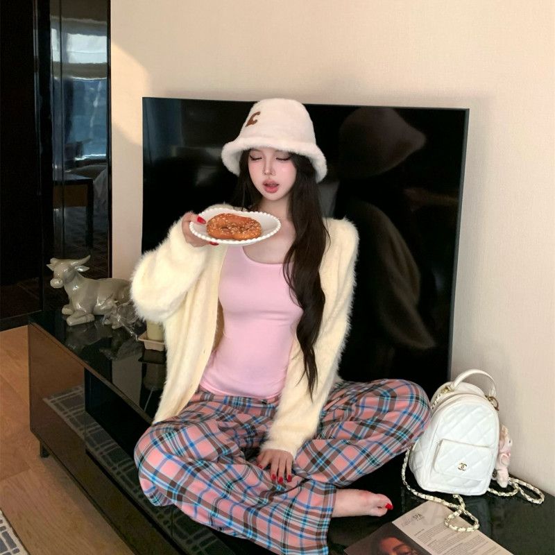 여성 캐주얼 밍크 퍼 루즈핏 배색 체크 밴딩 와이드 롱 팬츠 브이넥 가디건 나시 쓰리피스 코디 데일리 룩 - 상세 이미지 5