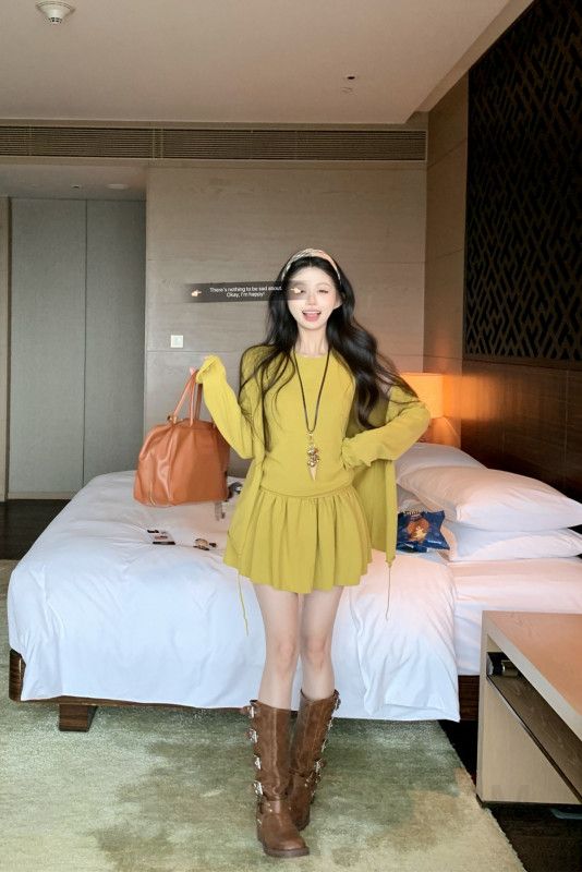 여성 데일리 캐주얼 모달 루즈핏 라운드넥 가디건 민소매 나시 미니스커트 코디 이미지 6