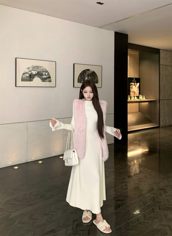 여성 페미닌 무드 루즈핏 밍크퍼 브이넥 베스트 레이어드 롱 니트 원피스 코디 하객룩 데일리룩 오피스룩 포근한 외출룩 - 상세 이미지 5