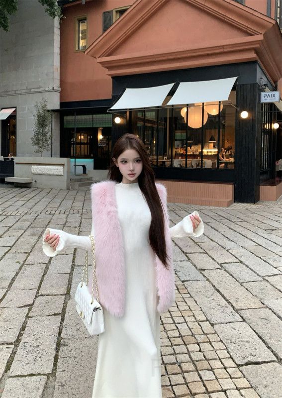 여성 페미닌 무드 루즈핏 밍크퍼 브이넥 베스트 레이어드 롱 니트 원피스 코디 하객룩 데일리룩 오피스룩 포근한 외출룩 - 상세 이미지 4