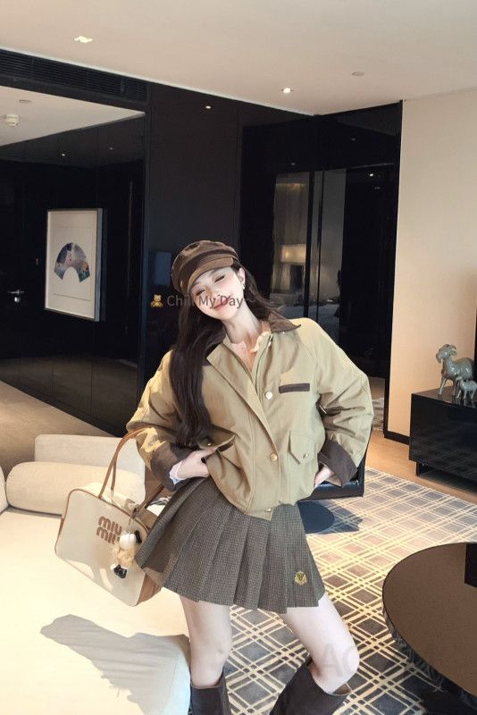 여성 클래식 빈티지 무드 루즈핏 배색 자켓 티셔츠 체크 플리츠 미니 스커트 코디 하객룩 데이트룩 캠퍼스룩 오피스룩 이미지 6