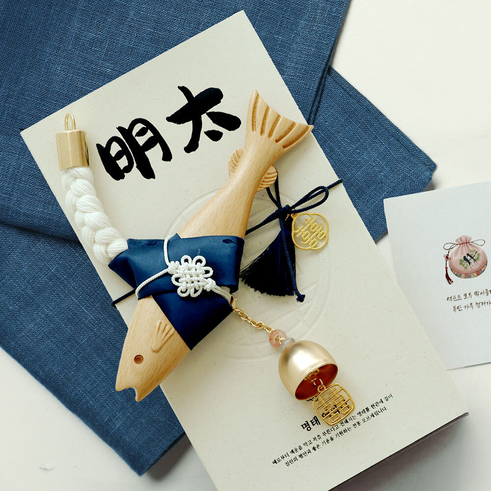 생각하는집 명태 액막이 북어 행운 개업 이사 외국인 선물 나무 자석 명주실 액맞이 빨강