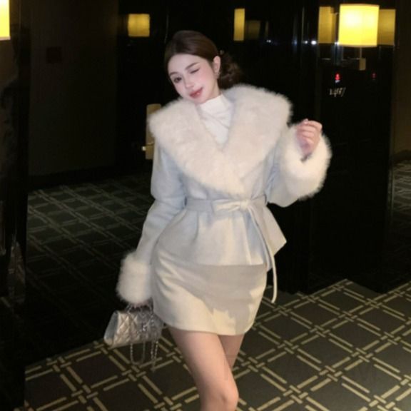 여성 고급스러운 루즈핏 퍼카라 벨트 코디 쓰리피스 하객룩 오피스룩 자켓 스커트 티셔츠 - 상품 이미지