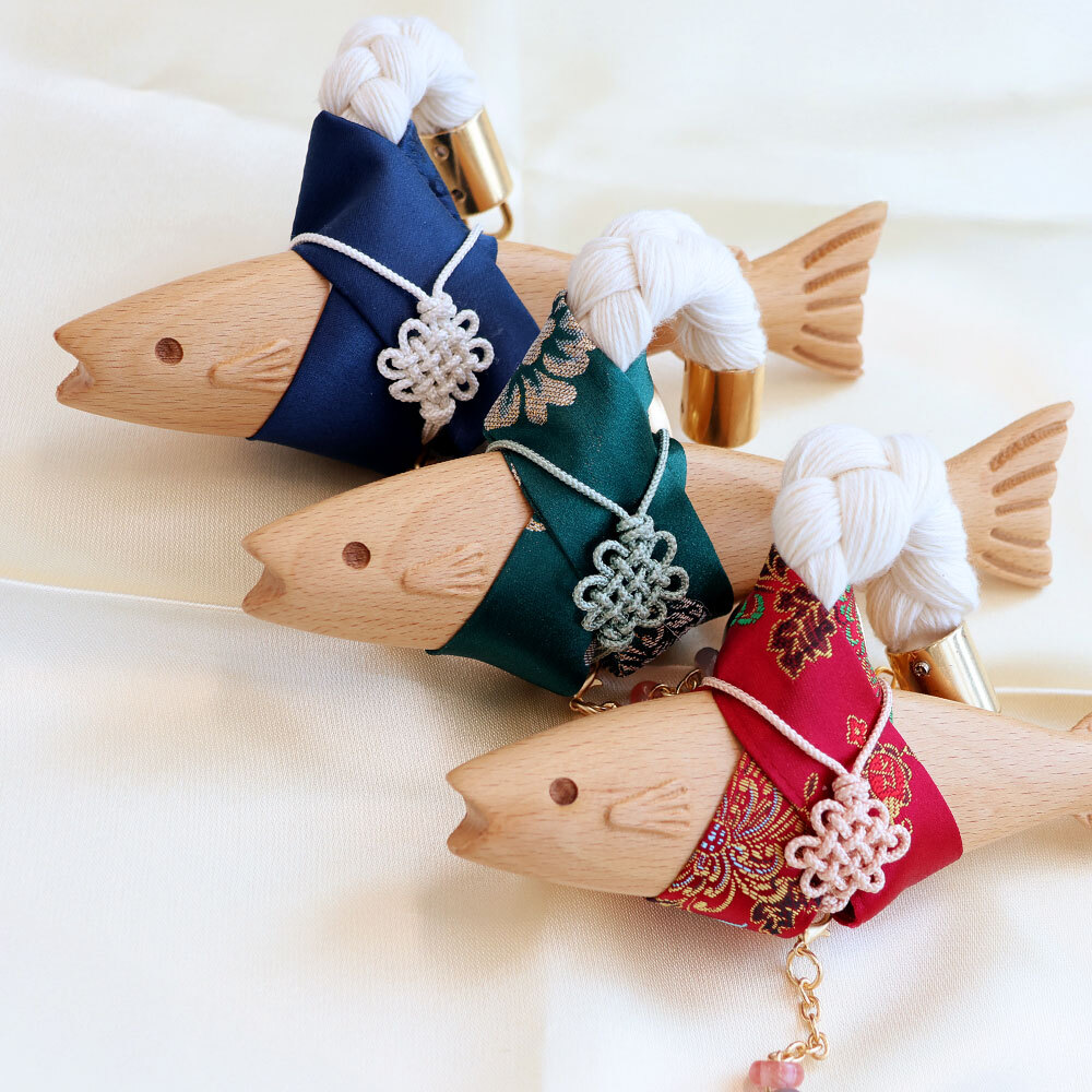 생각하는집 명태 액막이 북어 행운 개업 이사 외국인 선물 나무 자석 명주실 액맞이 빨강