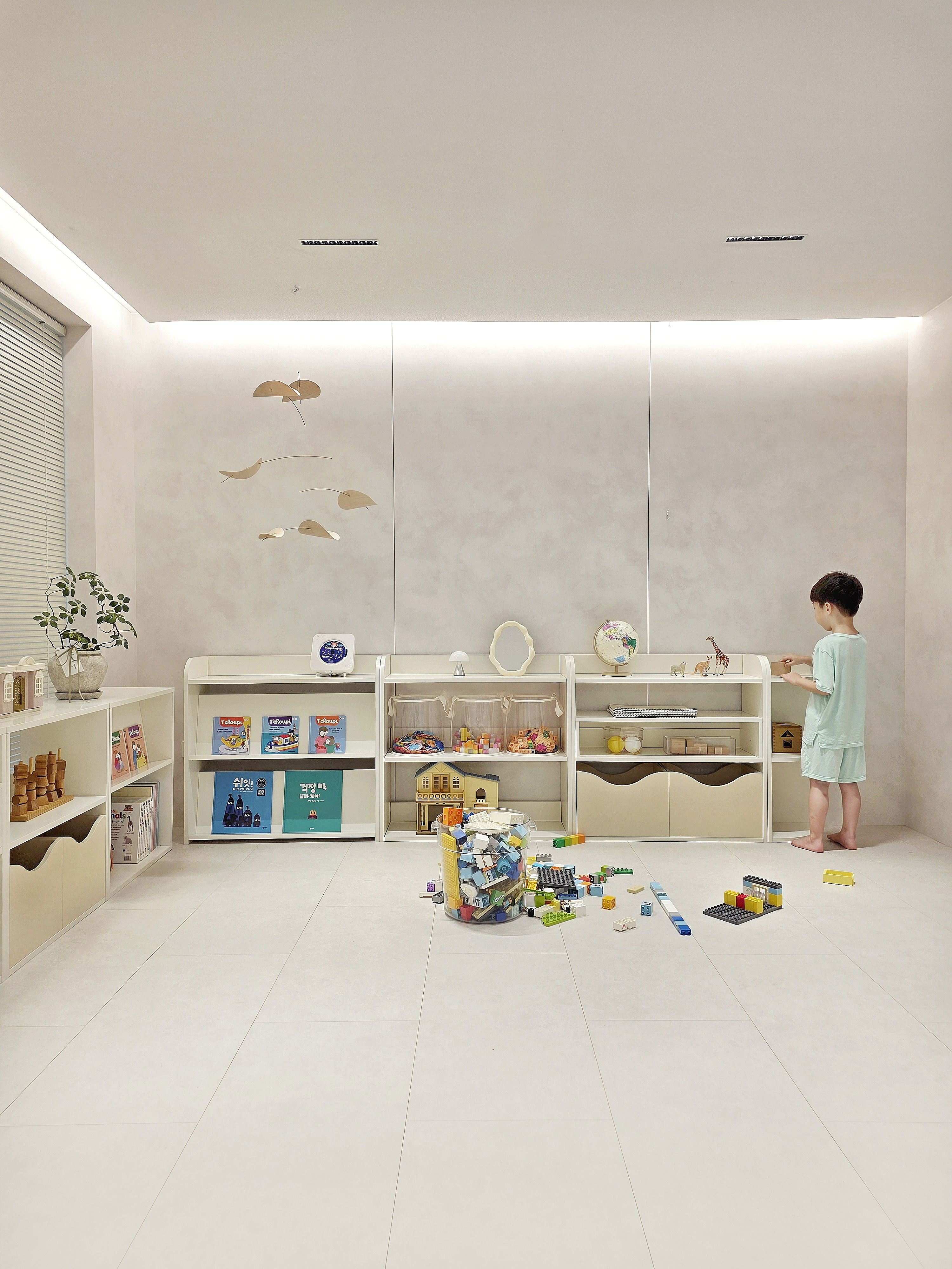 재니쓰홈올인원 책장 전면책장 교구장 3단 화이트 낮은 몬테소리 어린이집 아기 유아 장난감