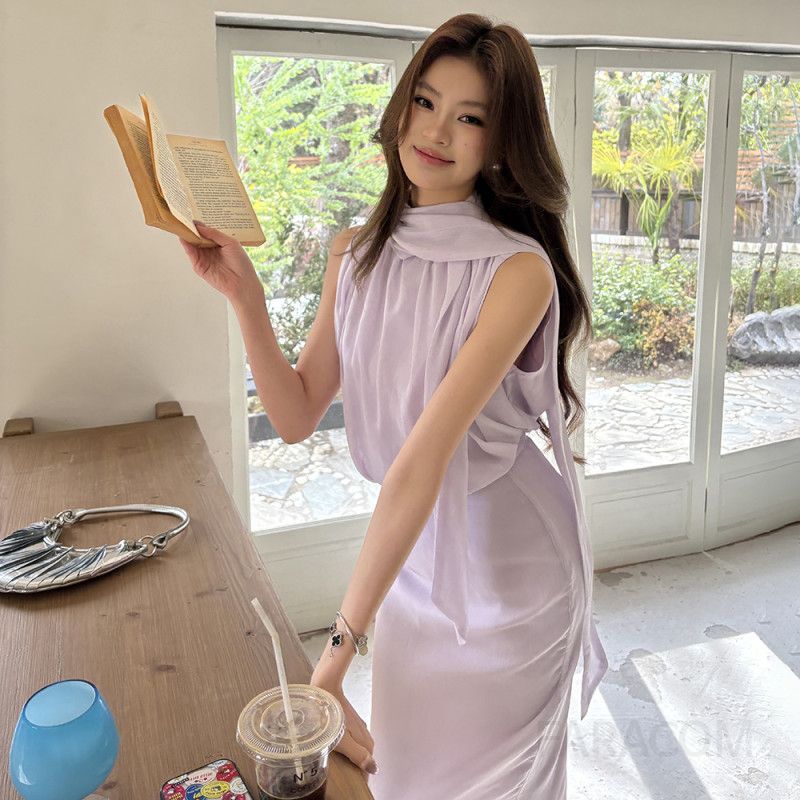 여성 페미닌 우아한 오피스룩 찰랑이는 폴리 슬림핏 타이 리본 민소매 블라우스 롱 스커트 하객룩 데이트룩 코디 - 상세 이미지 2
