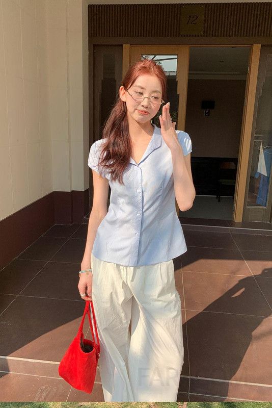 여성 데일리 베이직 슬림핏 셔츠카라 싱글버튼 반소매 셔츠 블라우스 출근룩 오피스룩 격식룩 하객룩 면접룩 단정한 코디 이미지 7