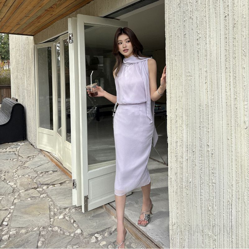 여성 페미닌 우아한 오피스룩 찰랑이는 폴리 슬림핏 타이 리본 민소매 블라우스 롱 스커트 하객룩 데이트룩 코디 - 상세 이미지 3