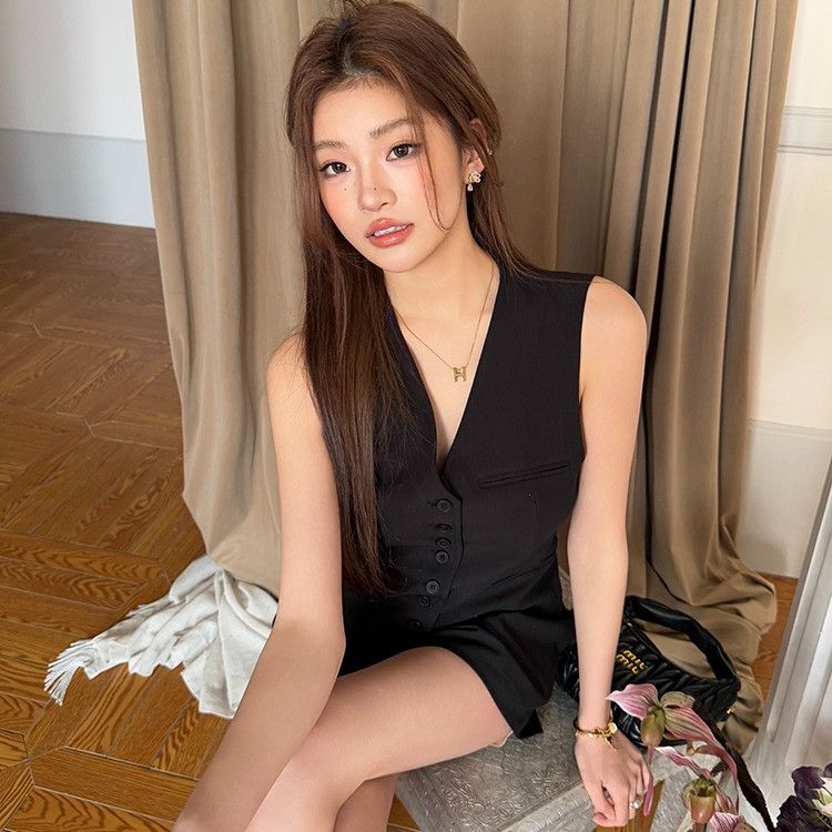 여성 모던 클래식 슬림핏 모달 브이넥 싱글버튼 정장 조끼 베스트 민소매 상의 코디 - 상품 이미지