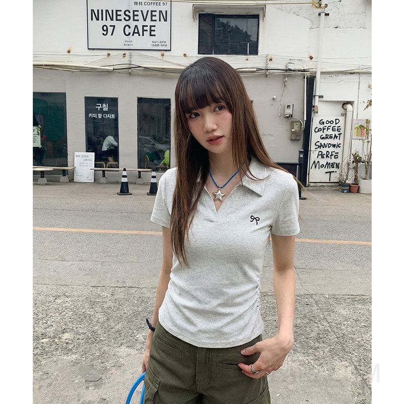 여성 캐주얼 슬림핏 면혼방 자수 리본 칼라 넥 셔링 브이넥 반팔 티셔츠 오피스룩 출근룩 - 상세 이미지 2