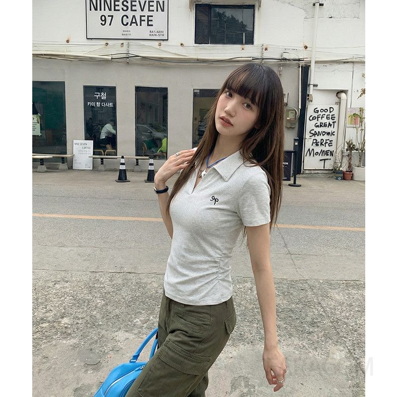 여성 캐주얼 슬림핏 면혼방 자수 리본 칼라 넥 셔링 브이넥 반팔 티셔츠 오피스룩 출근룩 - 상세 이미지 5
