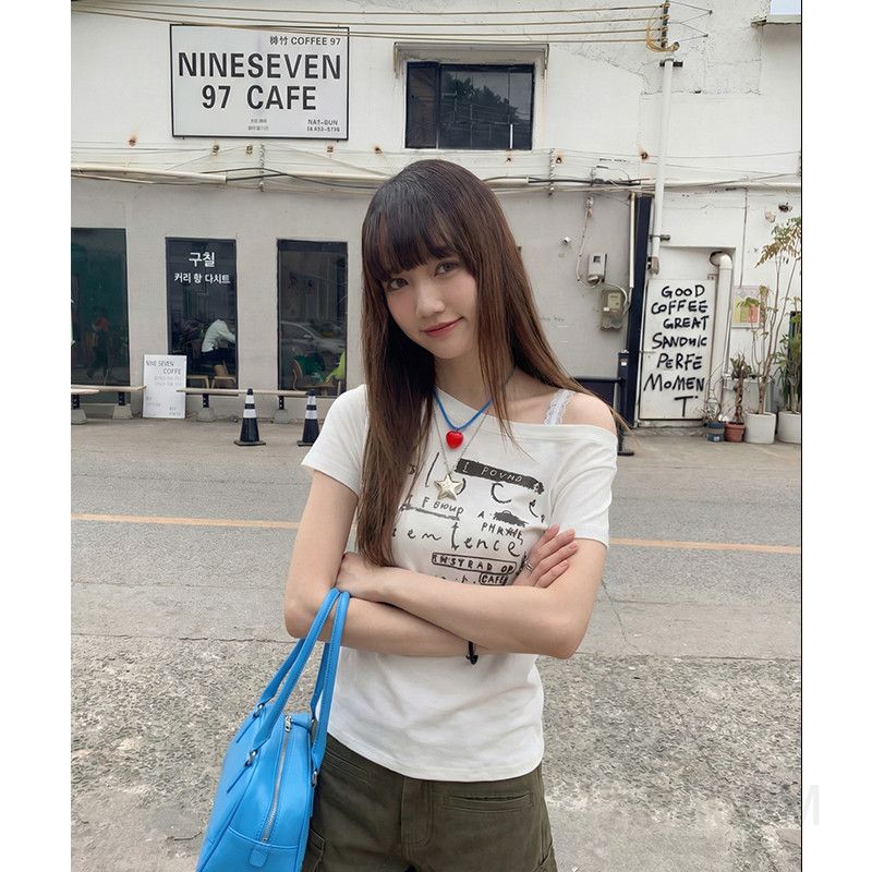 여성 캐주얼 슬림핏 면 레터링 언밸런스 오프숄더 레이스 반팔 티셔츠 데일리룩 - 상품 이미지