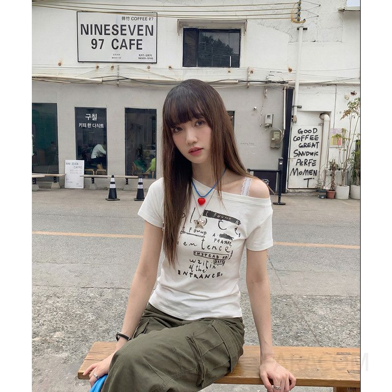 여성 캐주얼 슬림핏 면 레터링 언밸런스 오프숄더 레이스 반팔 티셔츠 데일리룩 - 상세 이미지 3
