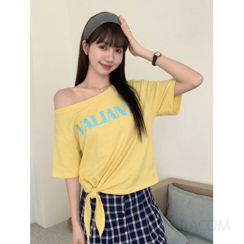 여성 캐주얼 스트릿 무드 코튼 혼방 오프숄더 레터링 프린팅 밑단 리본 매듭 반팔 티셔츠 오버핏 루즈핏 데일리룩 - 상품 이미지
