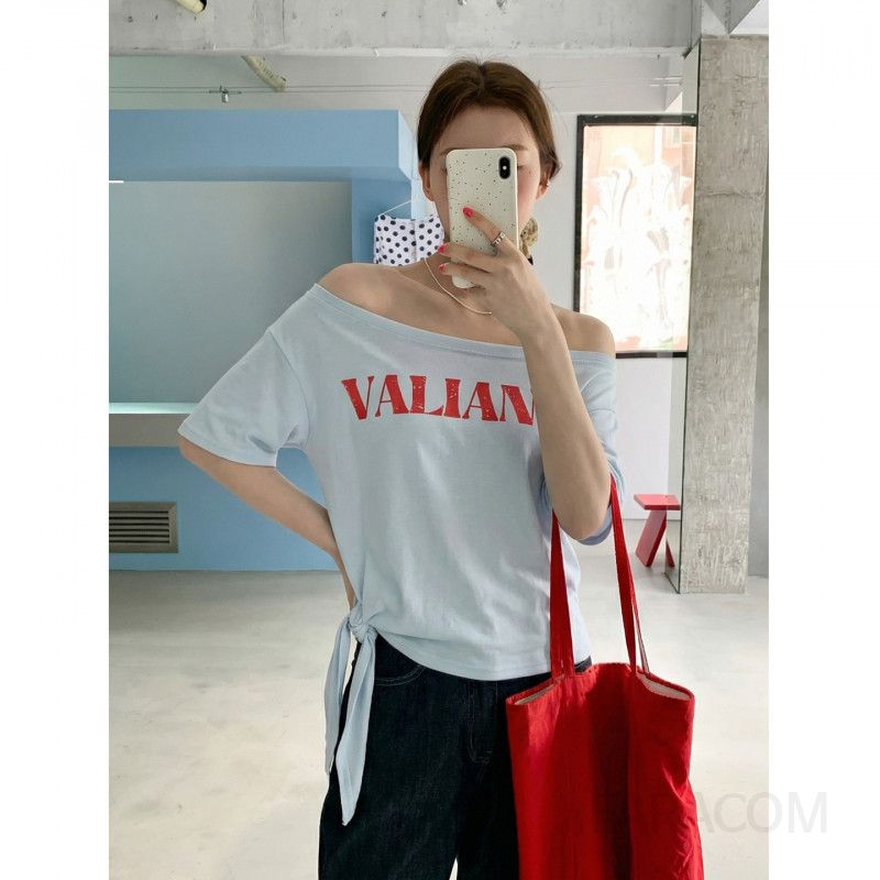 여성 캐주얼 스트릿 무드 코튼 혼방 오프숄더 레터링 프린팅 밑단 리본 매듭 반팔 티셔츠 오버핏 루즈핏 데일리룩 - 상세 이미지 2