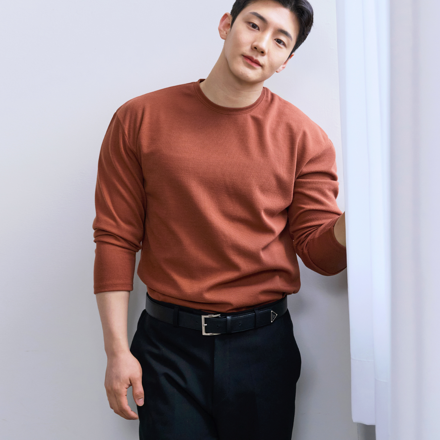 어깨넓어보이는 탄탄 머슬핏 남자 라운드 긴팔 티셔츠 - 상품 이미지
