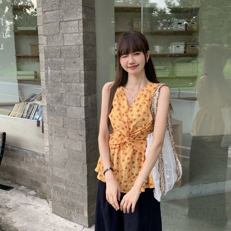 여성 페미닌 러블리 슬림핏 폴리 브이넥 플라워 나염 꼬임 디테일 슬리브리스 민소매 상의 블라우스 - 상품 이미지
