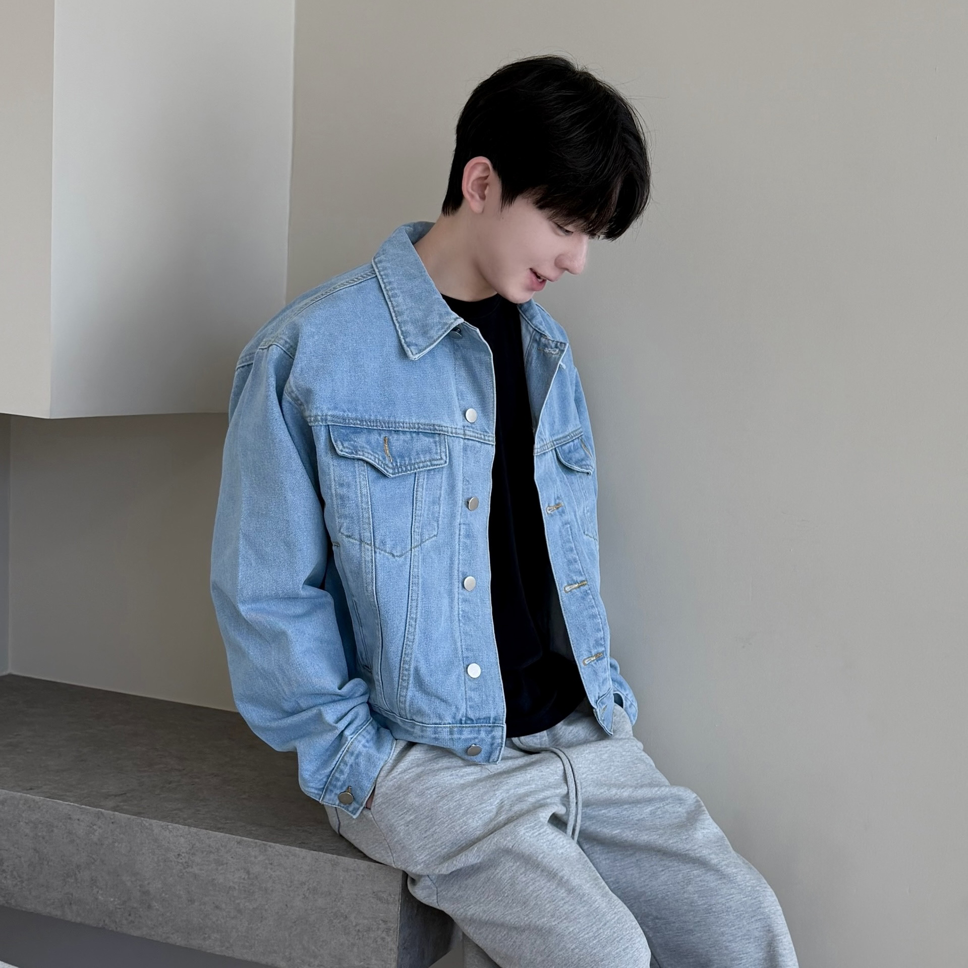 오버핏 크롭 데님 자켓 청자켓 남녀공용 박시 미니멀 힙한 봄아우터 남친룩 - 상세 이미지 4