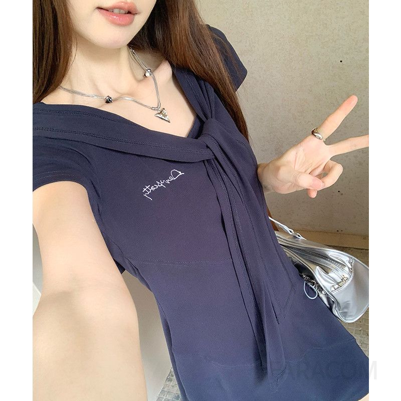 여성 데일리룩 페미닌 코튼 혼방 슬림핏 A라인 숄카라 배색 자수 포인트 반팔 미니 원피스 - 상세 이미지 3