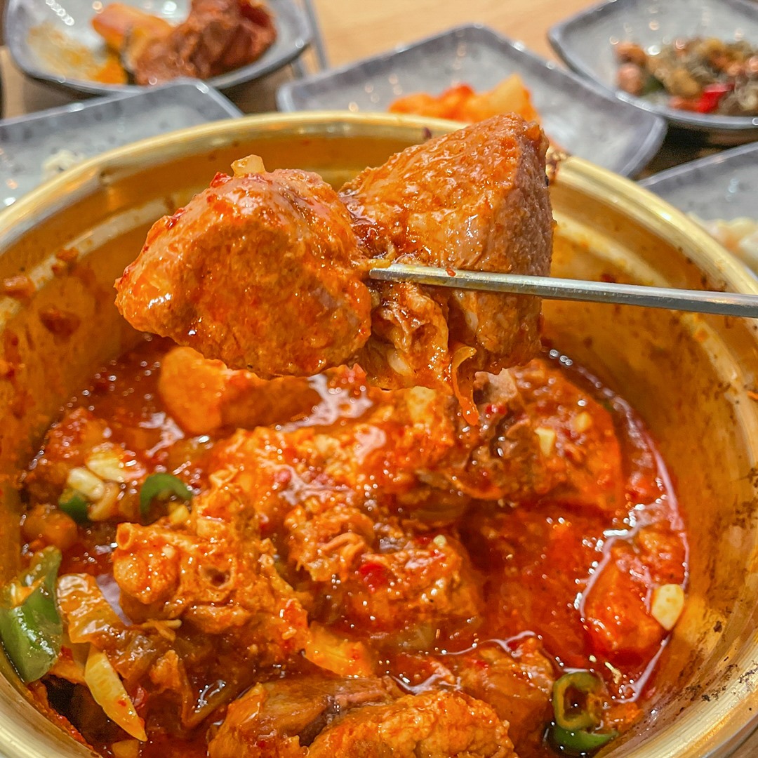 2+2 국내산 매운 돼지찜갈비 간편식 홈파티 캠핑요리 수제 밀키트 동인동 최강찜갈비 - 상품 이미지