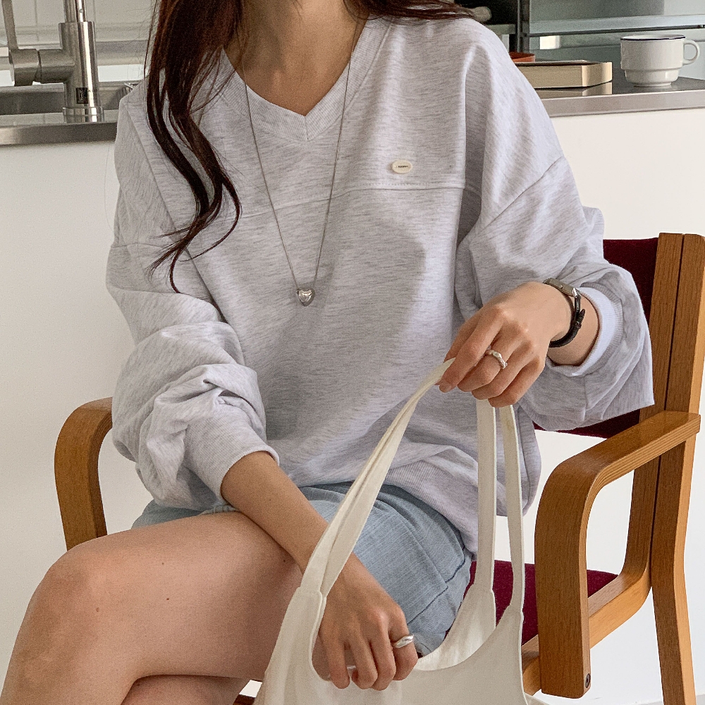브이넥맨투맨 세미 크롭맨투맨 여성 무지 루즈핏 펜던트 긴팔 티셔츠 - 상품 이미지